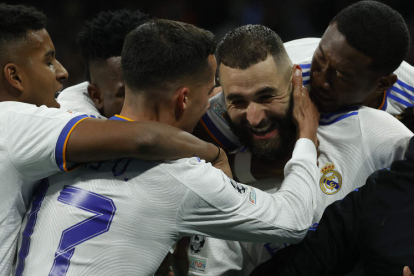 Benzema volvió a desatar la locura en el Santiago Bernabéu tras lograr el segundo gol del Real Madrid que le clasifica para semifinales. JUANJO MARTÍN