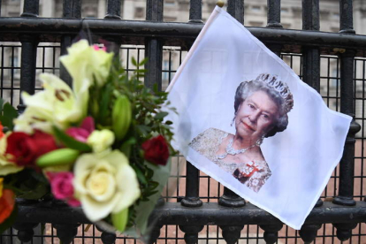 Felicitaciones a la reina en las verjas del Palacio de Buckingham. ANDY RAIN