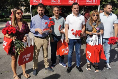 Acto de campaña del PSOE de León en el Rastro de León. dl