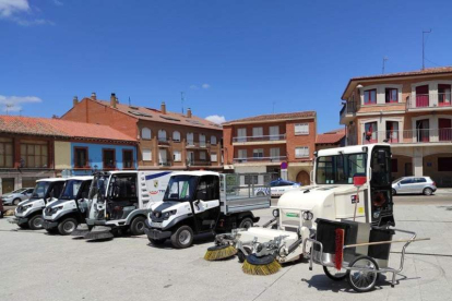 Maquinaria adquirida por el Ayuntamiento de Valencia de Don Juan para la limpieza viaria. DL