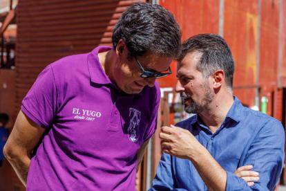 Óscar López charla con Luis Tudanca en la visita de ambos a Riaza. PABLO MARTÍN