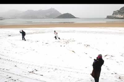 Una imagen muy poco común: la playa de la Concha, en San Sebastián, amaneció cubierta de nieve para la sorpresa de donostiarras y turistas.