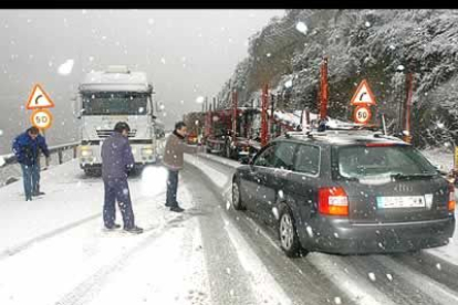 Camioneros atrapados por la nieve en Cantabria, concretamente en las Hoces de Barcena.