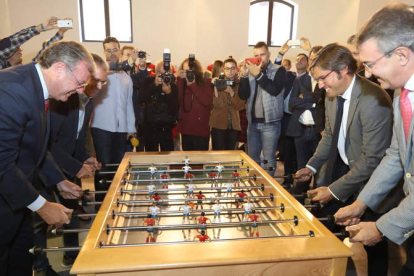 El alcalde de León y el presidente de la Diputación rivales ayer en una animada partida de futbolín. RAMIRO