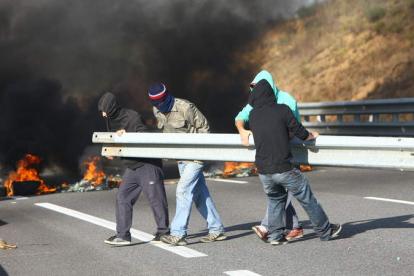 Los manifestantes cortaron la autovía con neumáticos en llamas interrumpiendo la circulación. L. DE LA MATA
