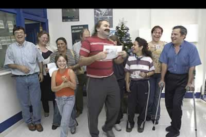 Vecinos del municipio grancanario de Ingenio festejan el tercer premio de la lotería.