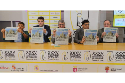 El Club de Prensa de Diario de León acogió el sorteo de colores con la presencia de Esipenko, Santos, Llera, Anand y Gelfand. RAMIRO