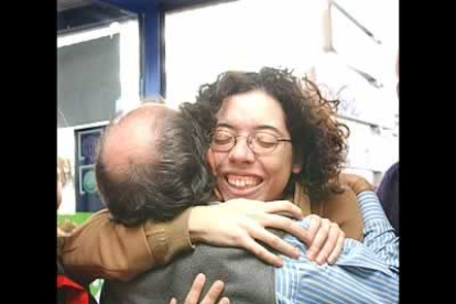 El lotero de la administración 439 de la madrileña calle de María Molina abraza a su hija tras conocer que ha vendido el tercer premio.