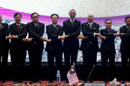 Obama, en el centro, con otros dirigentes asiáticos  en la cumbre de la ASEAN en Kuala Lumpur.