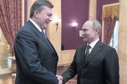 El expresidente de Ucrania, Viktor Yanukóvich (izquierda), y el presidente ruso Vladimir Putin.