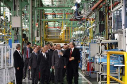 El ministro de Industria y los directivos de Nissan recorrieron la planta de Ávila.