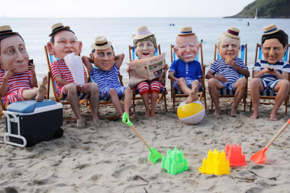 Activistas de Oxfam protestaron contra la cumbre del G-7 disfrazados con cabezas de cartón de los líderes. P. NOBLE