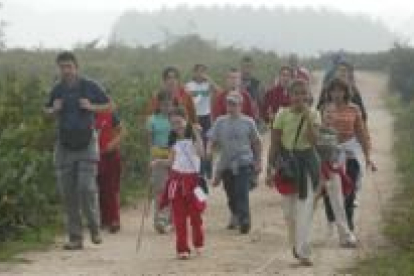 Un grupo integrado por numerosos adolescentes, ayer por la mañana en la marcha de Unicef