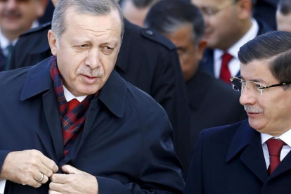 El presidente Erdogan (izquierda) junto el ya exprimer ministro Davutoglu al pasado mes de octubre.