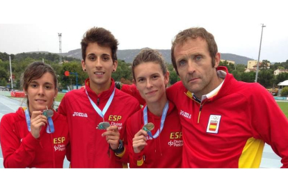 Ana, Jorge y Blanca con sus medallas junto a Villacorta.