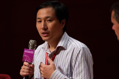 El científico chino He Jiankui defiende su trabajo en una mesa redonda celebrada en el ámbito de la II cumbre internacional sobre Edición del Genoma Humano en la Universidad de Hong Kong.