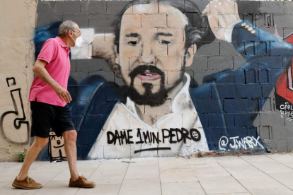 Un grafiti del artista J.Warx del vicepresidente segundo, Pablo Iglesias, hoy, en un muro en la ciudad de Valencia. JUAN CARLOS CÁRDENAS