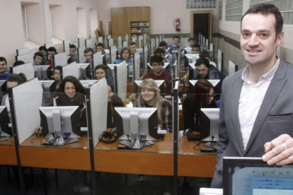 Fernando Lanero en el laboratorio de Idiomasdel colegio de los Agustinosen León.