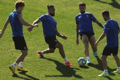 Los jugadores de la SD Ponferradina entrenan con la máxima intensidad para acometer el importante partido ante la UD Las Palmas de hoy. L. DE LA MATA