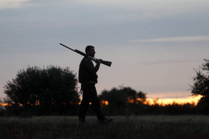 Un cazador otea el horizonte en el primer día de caza de una temporada. JESÚS F. SALVADORES