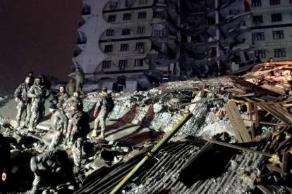 Los equipos de rescate buscan supervivientes entre las ruinas de los edificios colapsados, ayer por la noche. DENIZ TEKIN