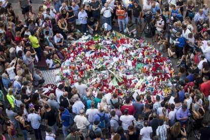Cientos de ciudadanos se han acercado a Las Ramblas para dejar flores y velas encendidas en un punto de la calzada central, situado frente al Teatre del Liceu, sobre un cartel con el lema "Catalunya, lloc de pau" ("Cataluña, lugar de paz").