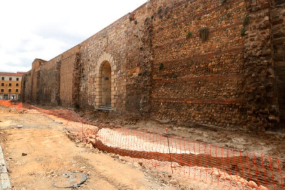 Las obras han desenterrado los cubos de la muralla romana. RAMIRO