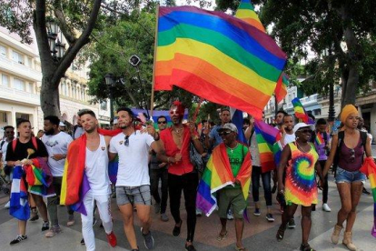 Activistas cubanos participan en la marcha contra la homofobia y a favor de los derechos LGTBI en la Habana.