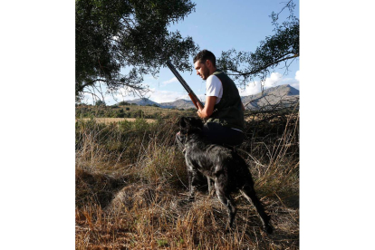 Un cazador junto a su perro en plena faena. FERNANDO OTERO