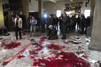 Varios periodistas inspeccionan el lugar de un atentado suicida en el Palacio de Justicia de Damasco (Siria), el pasado 15 de marzo.