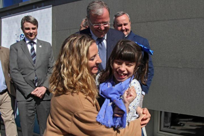 Alicia García en la visita a las nuevas instalaciones de Autismo León, junto al alcalde de la capital, Antonio Silván