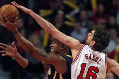 Pau Gasol disputa el balón a David West, de Indiana Pacers.