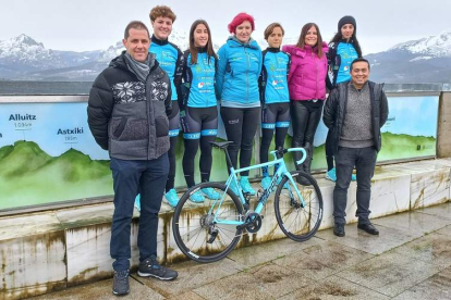 El Abadiño Cycling Team se presentó ayer en sociedad. DL