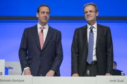 Gonzalo Gortázar y Jordi Gual, en la última junta de accionistas de CaixaBank