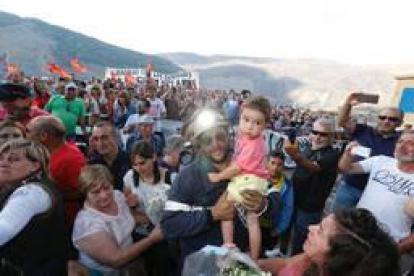 Álvaro Rodríguez, con su hijo, rodeado por cientos de personas al salir del encierro.