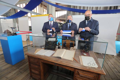 La inauguración de la exposición estuvo encabezada por el presidente de la SD Ponferradina, José Fernández Nieto, y por el alcalde de Ponferrada Olegario Ramón. ANA F. BARREDO
