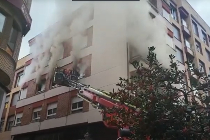 La actuación de los bomberos en el edificio incendiado. DL
