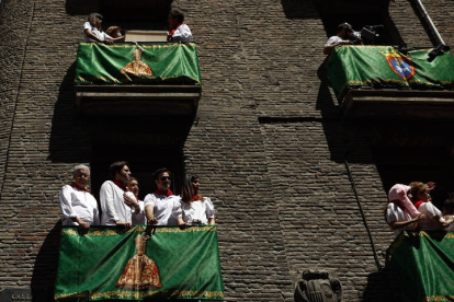 Balcones llenos de personas viendo la procesión de Sanfermín 2022. RODRIGO JIMENEZ