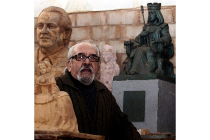 El artista junto a su escultura sobre la lucha leonesa. ANA M. DÍEZ
