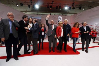 Valenciano, flanqueada por Martin Schulz y varios dirigentes del PSOE, en la presentación de la candidatura socialista a las europeas.