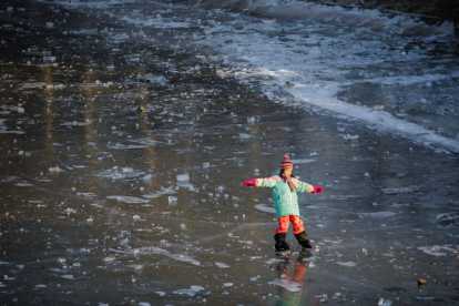 Una niña patina en un río helado en Pekín. WU HAO