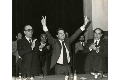 Suárez saluda a sus seguidores en un mitin electoral.