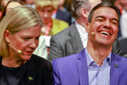 Pedro Sánchez y la primera ministra sueca, Magdalena Andersson, en el congreso del Partido Socialista Europeo (PSE), este sábado en Berlín. HANNIBAL HANSCHKE