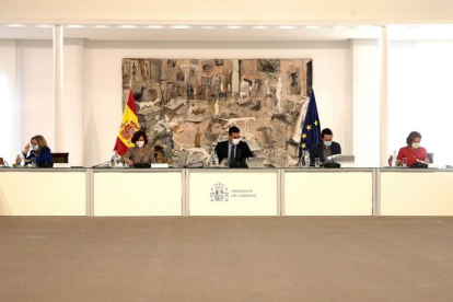 El jefe del Ejecutivo, Pedro Sánchez (c), acompañado de las vicepresidentas Nadia Calviño (i), Carmen Calvo (2i), Teresa Ribera (d), y Pablo Iglesias (2d), durante la reunión del Consejo de Ministros  de ayer. JOSÉ MARÍA CUADRADO