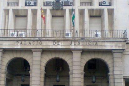 Entrada de la Audiencia Provincial de Sevilla