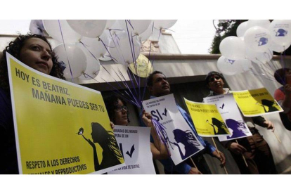 Miembros de Amnistía Internacional y de organizaciones de derechos civiles participan en apoyo de Beatriz ante la Embajada de El Salvador el México, el miércoles.