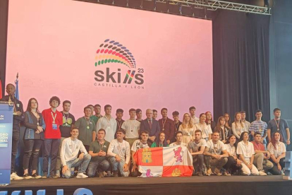 Foto de familia de los alumnos ganadores de los Skills 2023, celebrados en León. F. OTERO