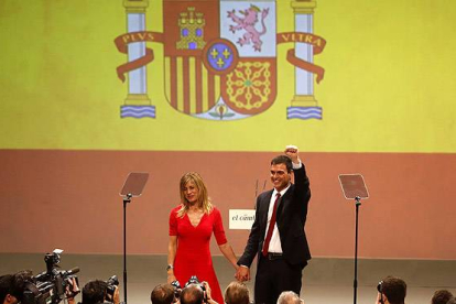 Pedro Sánchez, junto a su esposa, Begoña Fernández, en el acto del PSOE en Madrid.