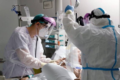 Cuidados de pacientes en una unidad de cuidados intensivos. JUAN CARLOS CÁRDENAS
