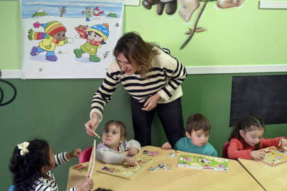 Rocío Lucas en una visita a un centro burgalés de infantil. PACO SANTAMARÍA